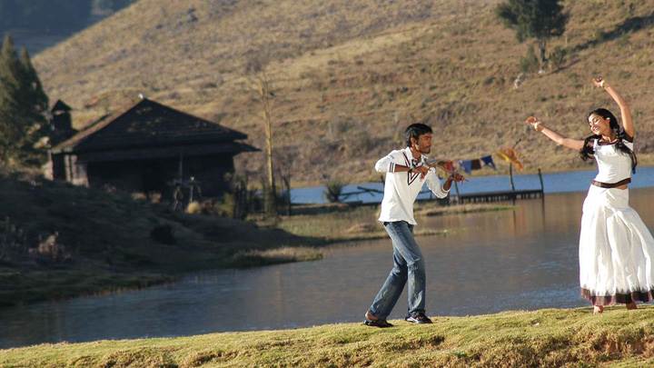 Shriya Saran N Dhanush Dancing N Playing Instument At River Side In Kutty